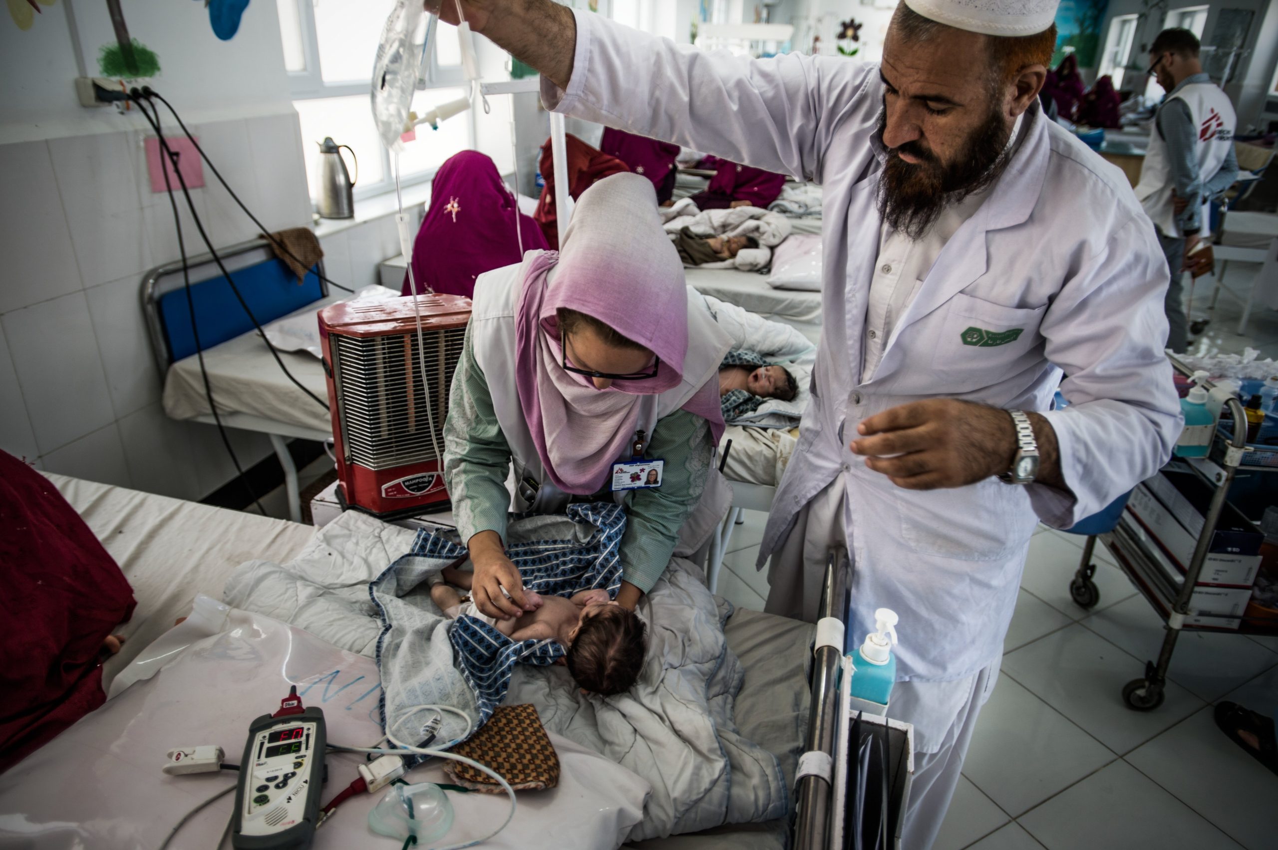 Internationale en Afghaanse hulpverleners werken samen op intensive care voor kinderen