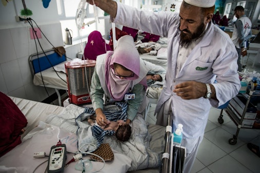 Internationale en Afghaanse hulpverleners werken samen op intensive care voor kinderen