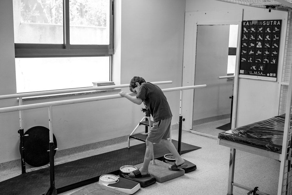 Hazam (8) krijgt fysiotherapie. Op 10 oktober 2023 raakte hij zwaargewond toen het huis van zijn buren werd gebombardeerd.