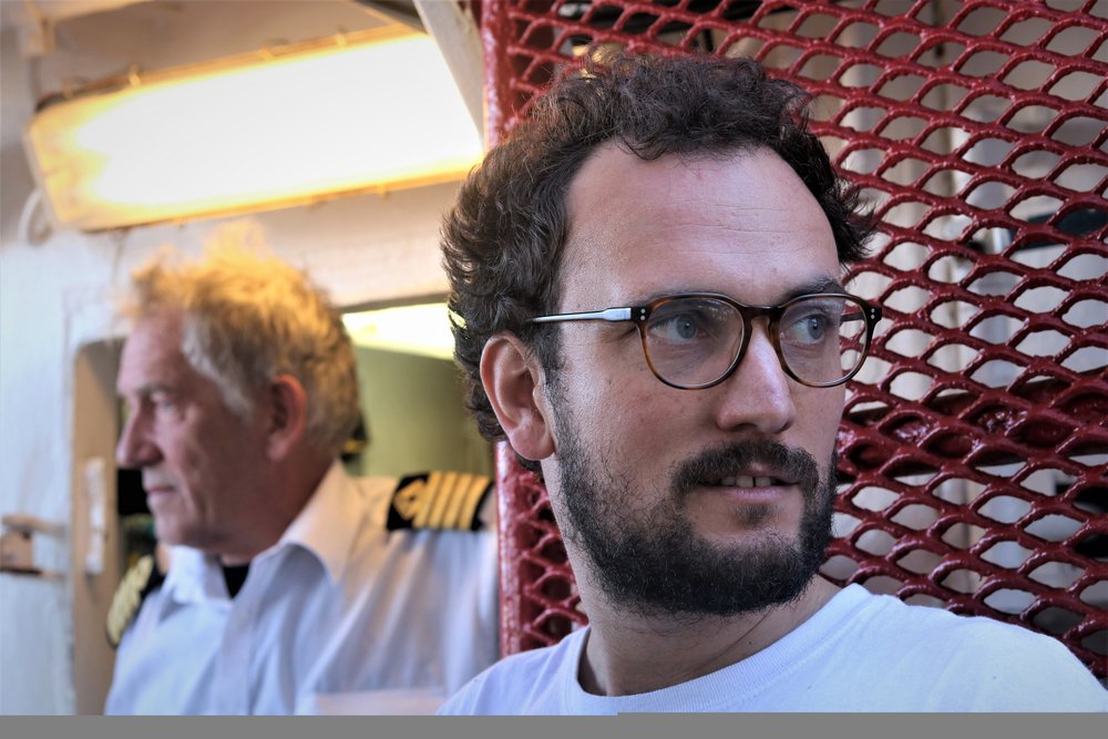 Projectcoördinator Aloys en kapitein Anders op het reddingsschip de Ocean Viking.