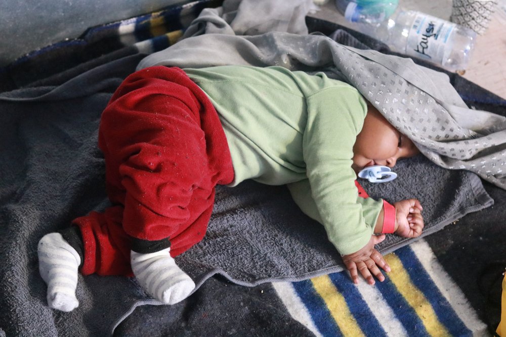 Een slapende baby aan boord van reddingsschip Ocean Viking op de Middellandse Zee.