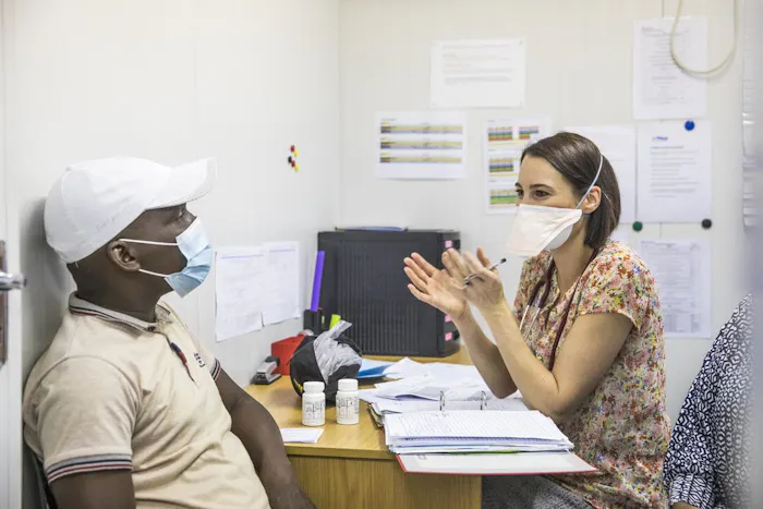 Arts Louisa Dunn met patiënt Thuleni in een van onderzoekslocaties voor het TB-PRACTECAL onderzoek in Zuid-Afrika