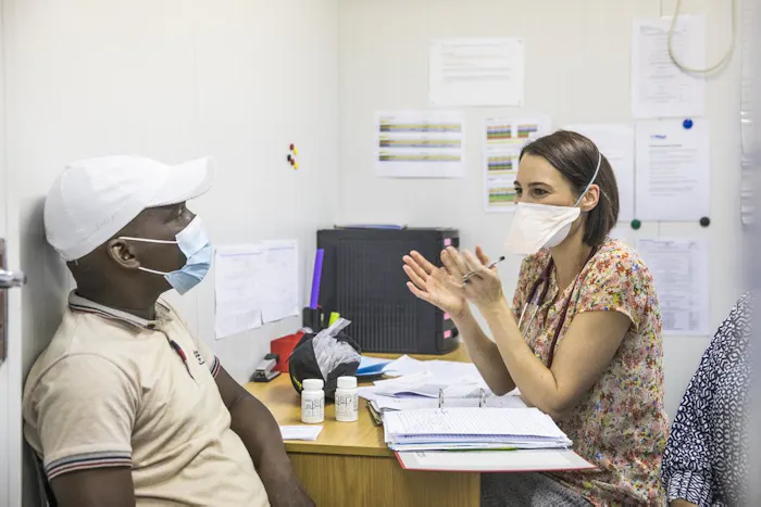 Arts Louisa Dunn met patiënt Thuleni in een van onderzoekslocaties voor het TB-PRACTECAL onderzoek in Zuid-Afrika