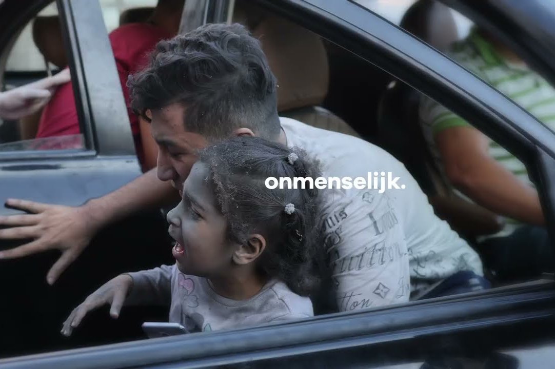 Een man met een gewond kind in Gaza.