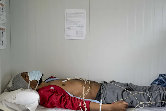 Als onderdeel van het ziekenhuisprotocol is Bonginkosi twee maanden opgenomen in het Don McKenzietuberculoseziekenhuis in Durban. Hij was flink ziek toen zijn behandeling begon. Patiënten die stabiel zijn, kunnen wel vanaf het begin thuis worden behandeld.