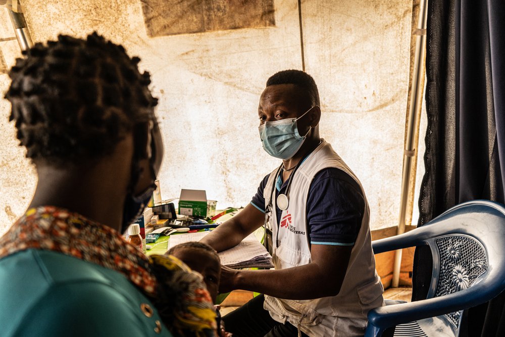 Patiënt in consult met Artsen zonder Grenzen in een kamp in Mozambique