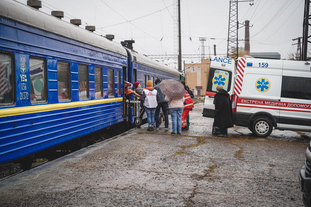 De eerste groep patiënten wordt voorzichtig uit de evacuatietrein geholpen bij aankomst in Oekraïne