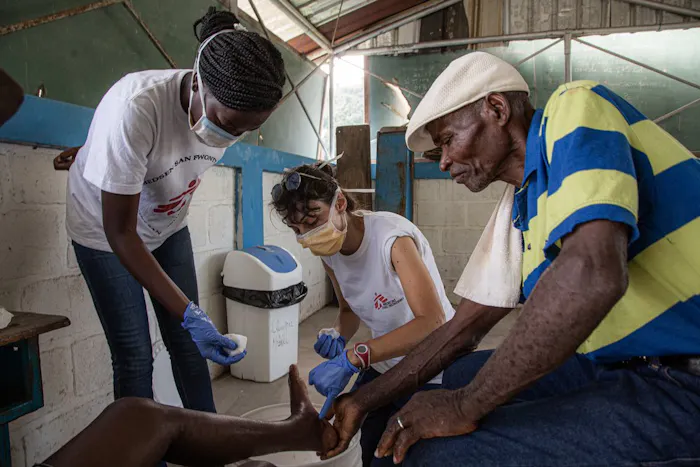 Verpleegkundigen onderzoeken de voet van een patiënt