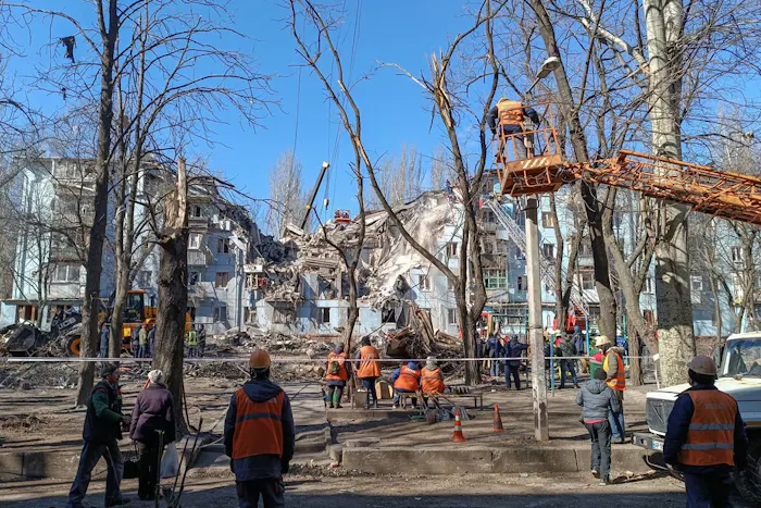 De overblijfselen van een flat na een raketaanval in Zaporizhia, Oekraïne