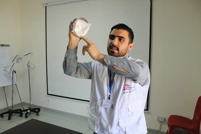 Een hulpverlener geeft een training over corona aan gezondheidswerkers in Libanon. © MSF