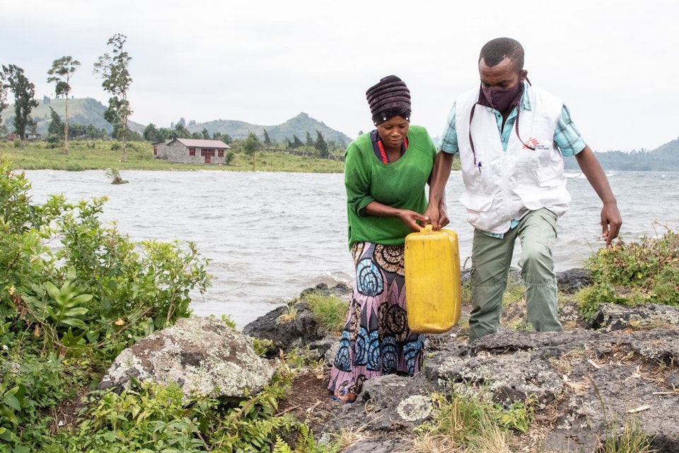 Medewerker Artsen zonder Grenzen draagt Jerrycan.