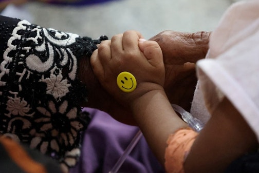 Een arts helpt een ondervoedde vrouw in Jemen