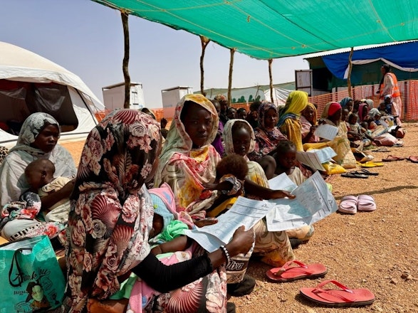Moeders en kinderen wachten op voedsel, Darfur, Soedan