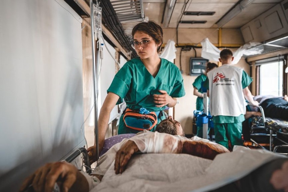 In Oekraine wordt een patient met de trein naar een veilig gebied gebracht.