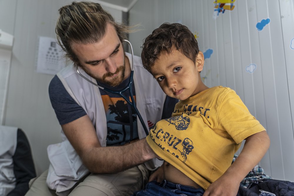 AzG hulpverlener onderzoekt patient