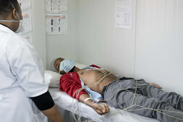 Als onderdeel van het klinisch onderzoek ondergaat Bonginkosi regelmatig medische controles. Zo wordt bijvoorbeeld de conditie van zijn hart gemonitord. Elektroden zijn hier op zijn borst geplaatst om zijn cardiologische gegevens door te sturen