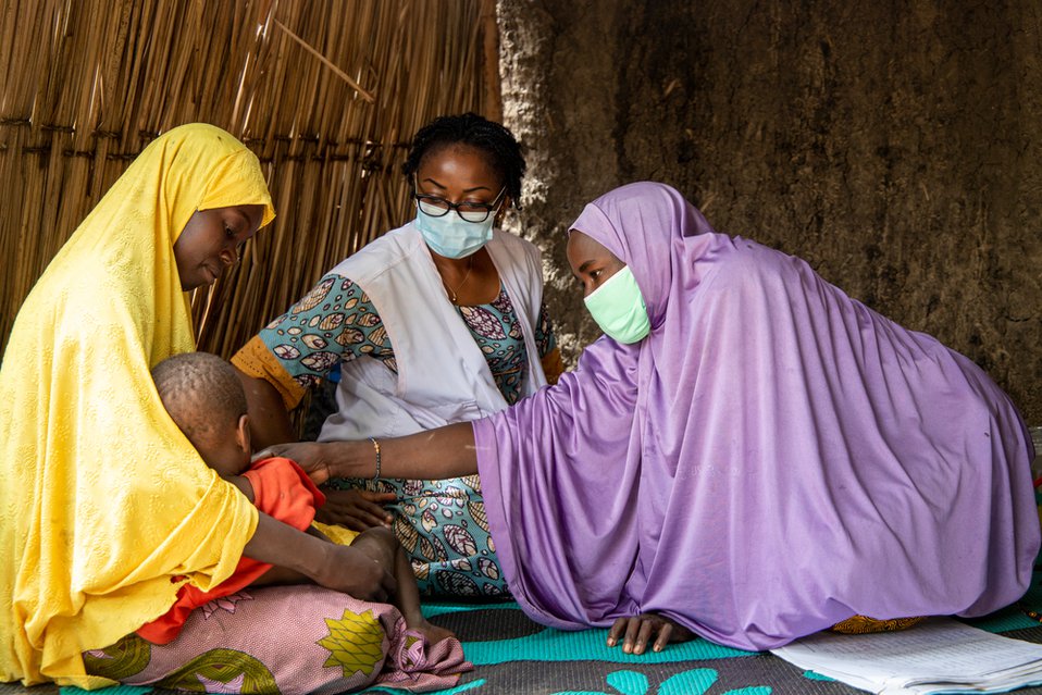 Om overal medische zorg te bieden, trainen onze teams mensen uit verschillende dorpen in het behandelen van kinderen met malaria