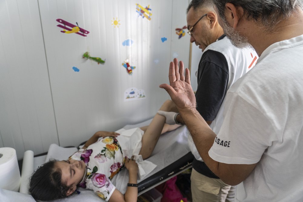 Gewond Afghaans kindje wordt verzorgd door Artsen zonder Grenzen op Lesbos