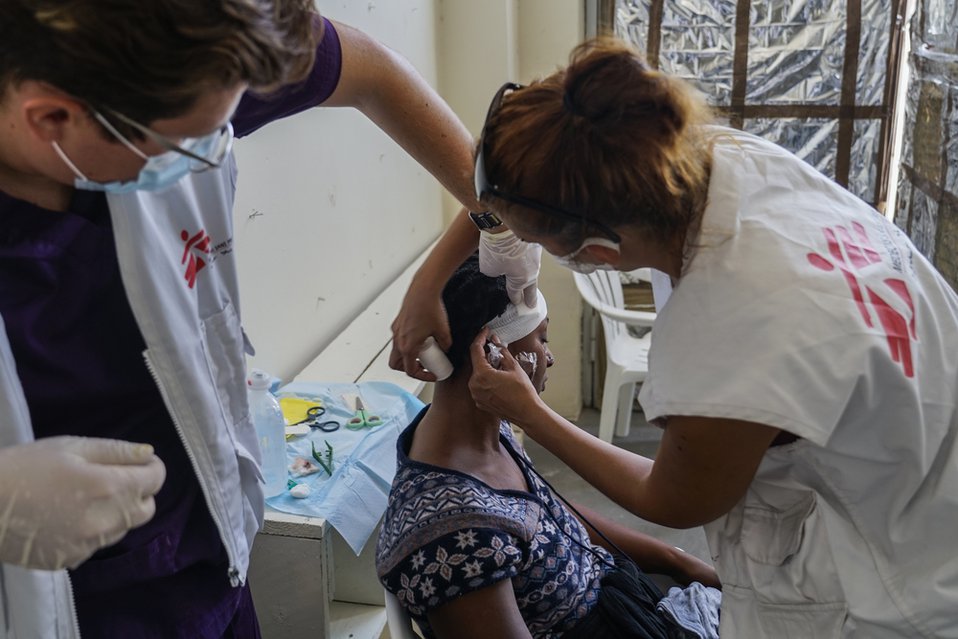 Vrouw wordt behandeld in noodkliniek in Moria, lesbos, Griekenland.