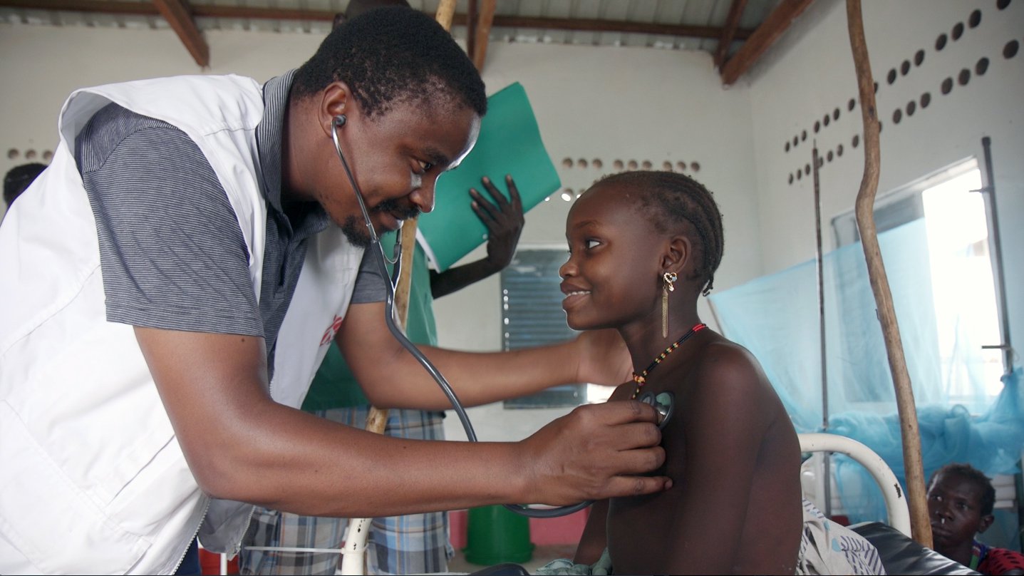 Arts luistert naar het hart van een patiënt in kliniek
