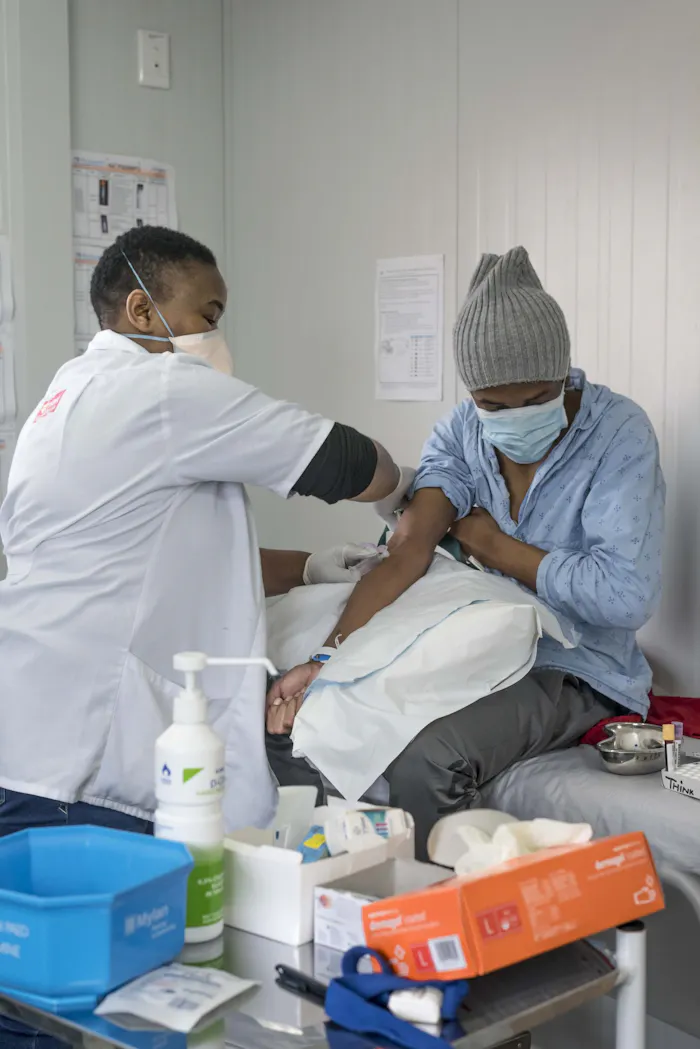 Bloedafname resistente tuberculosepatiënt Bonginkosi Zuid-Afrika tb-practecal onderzoek