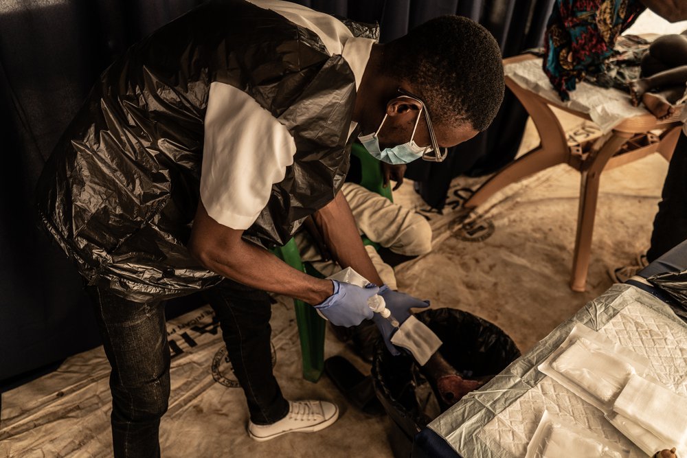 Patiënt wordt behandeld aan zijn voet door Artsen zonder Grenzen in een kamp in Mozambique