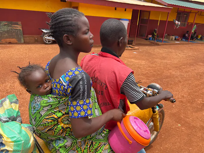 Pamela woont in het dorp Boungou en reist met haar ondervoede baby per gratis motortaxi naar het ziekenhuis.