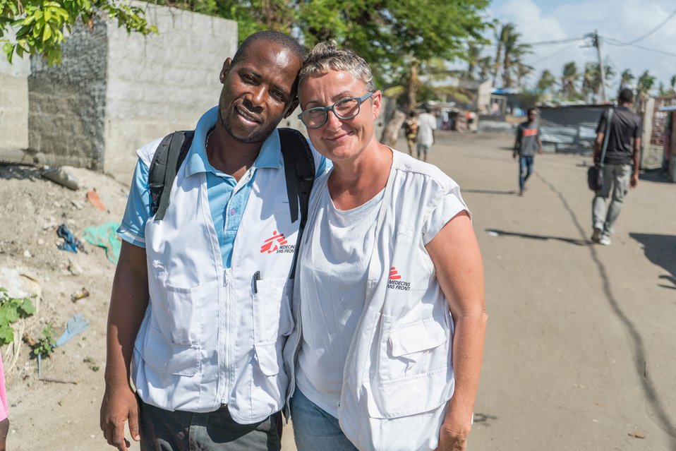 Twee hulpverleners in Mozambique