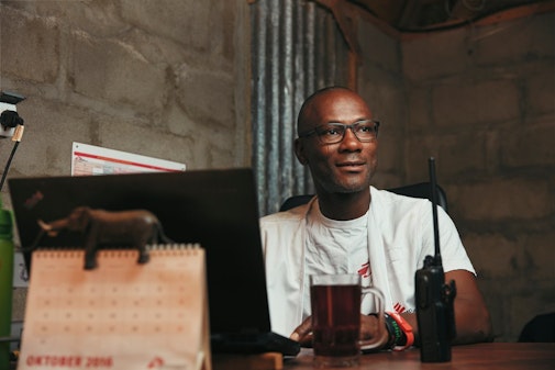 De Deense logistieker Olabayo aan het werk in Zuid-Soedan, op zijn tweede missie
