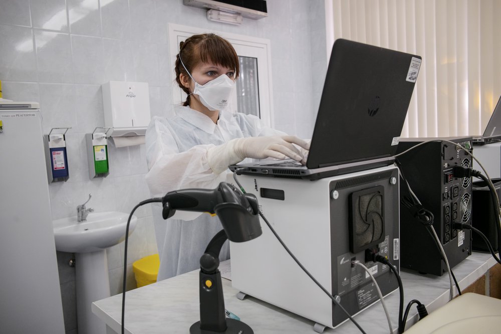 Een laborant in Minsk, Wit-Rusland, bij een moleculair testmachine die belangrijk is voor de behandeling van resistente tuberculose