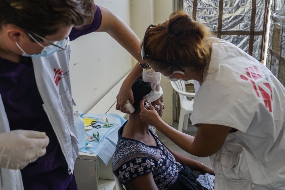 Artsen zonder Grenzen team behandelt een vrouw die door een steen werd geraakt tijdens een chaotische situatie op Lesbos
