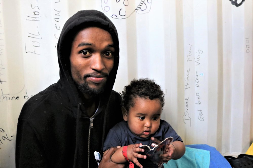 Vader Shine met zijn 11-maanden oude zoontje aan boord van de Ocean Viking. Zij werden gered op de Middellandse Zee.