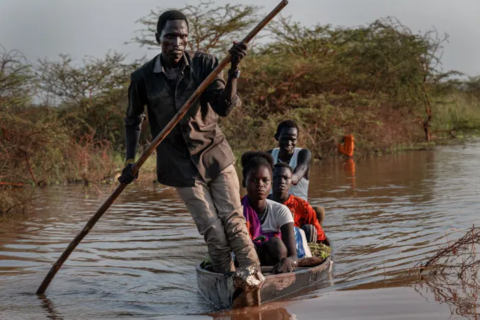 Veel mensen gebruiken een kano om zich te verplaatsen door de overstroomde gebieden. © Sean Sutton