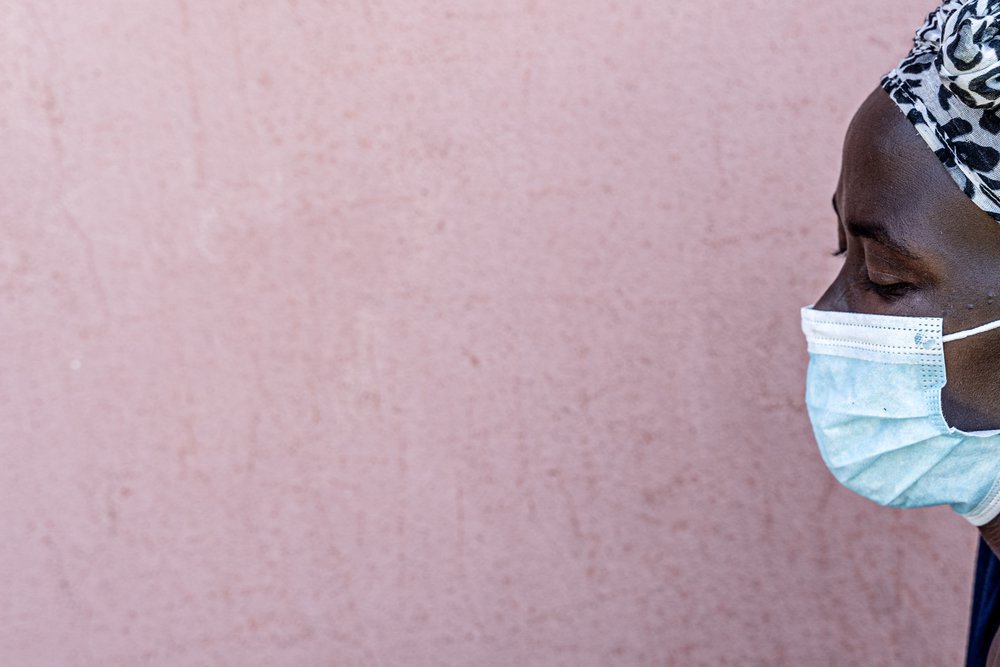 Phenduka Mtshali is een patiënt met resistente tuberculose. Ze krijgt bezoek van hulpverlener Celine in Mbongolwane, Zuid-Afrika