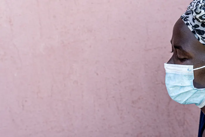 Phenduka Mtshali is een patiënt met resistente tuberculose. Ze krijgt bezoek van hulpverlener Celine in Mbongolwane, Zuid-Afrika