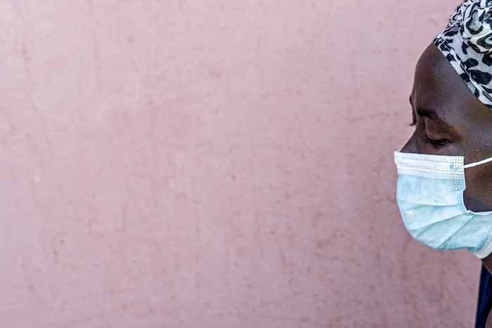 Phenduka Mtshali is een patiënt met resistente tuberculose. Ze krijgt bezoek van hulpverlener Celine in Mbongolwane, Zuid-Afrika