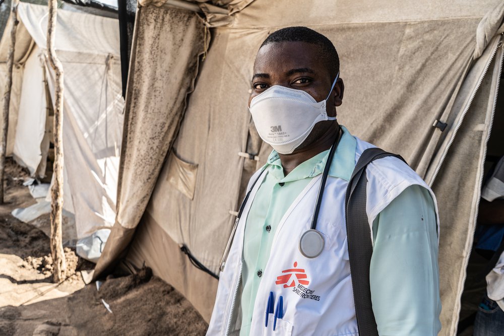 Hulpverlener Artsen zonder Grenzen in vluchtelingenkamp in Mozambique