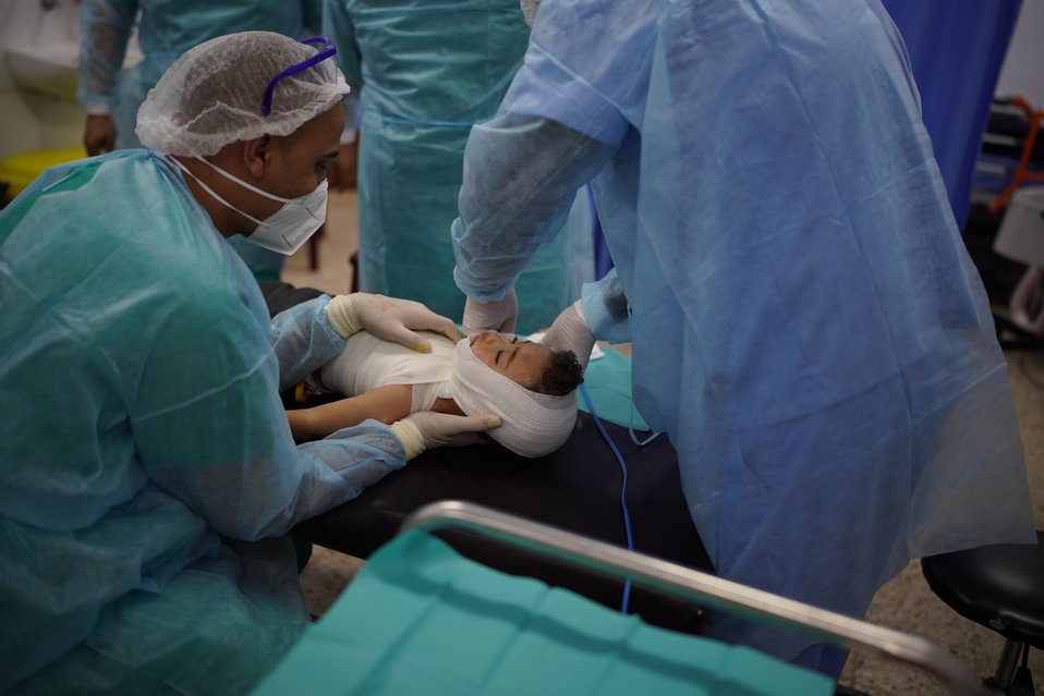 Medewerkers van Artsen zonder Grenzen opereren een klein kind met brandwonden in Gaza.