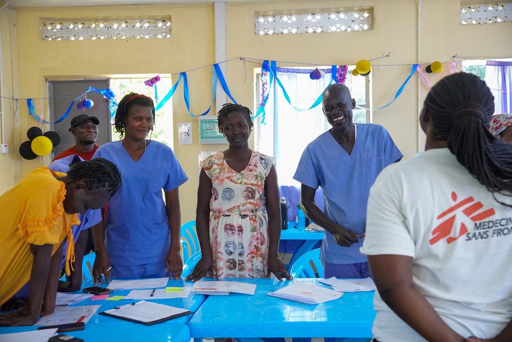 Verpleegkundigen en kraamverzorgenden nemen deel aan een les onder leiding van mentoren van de MSF Academy