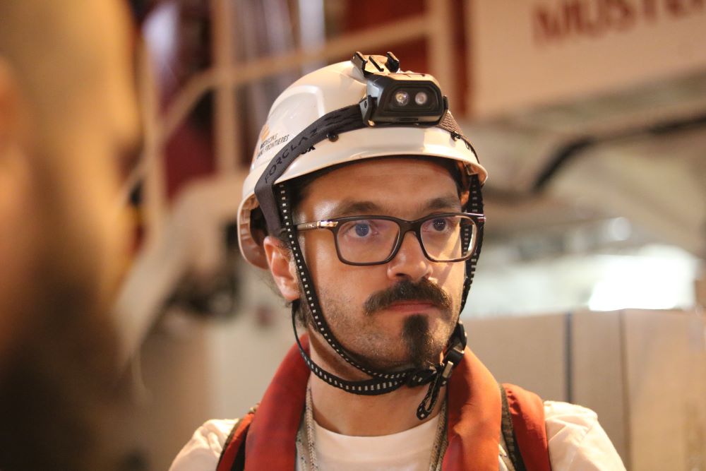 Project coördinator Artsen zonder Grenzen Erkinalp aan boord van de Ocean Viking.