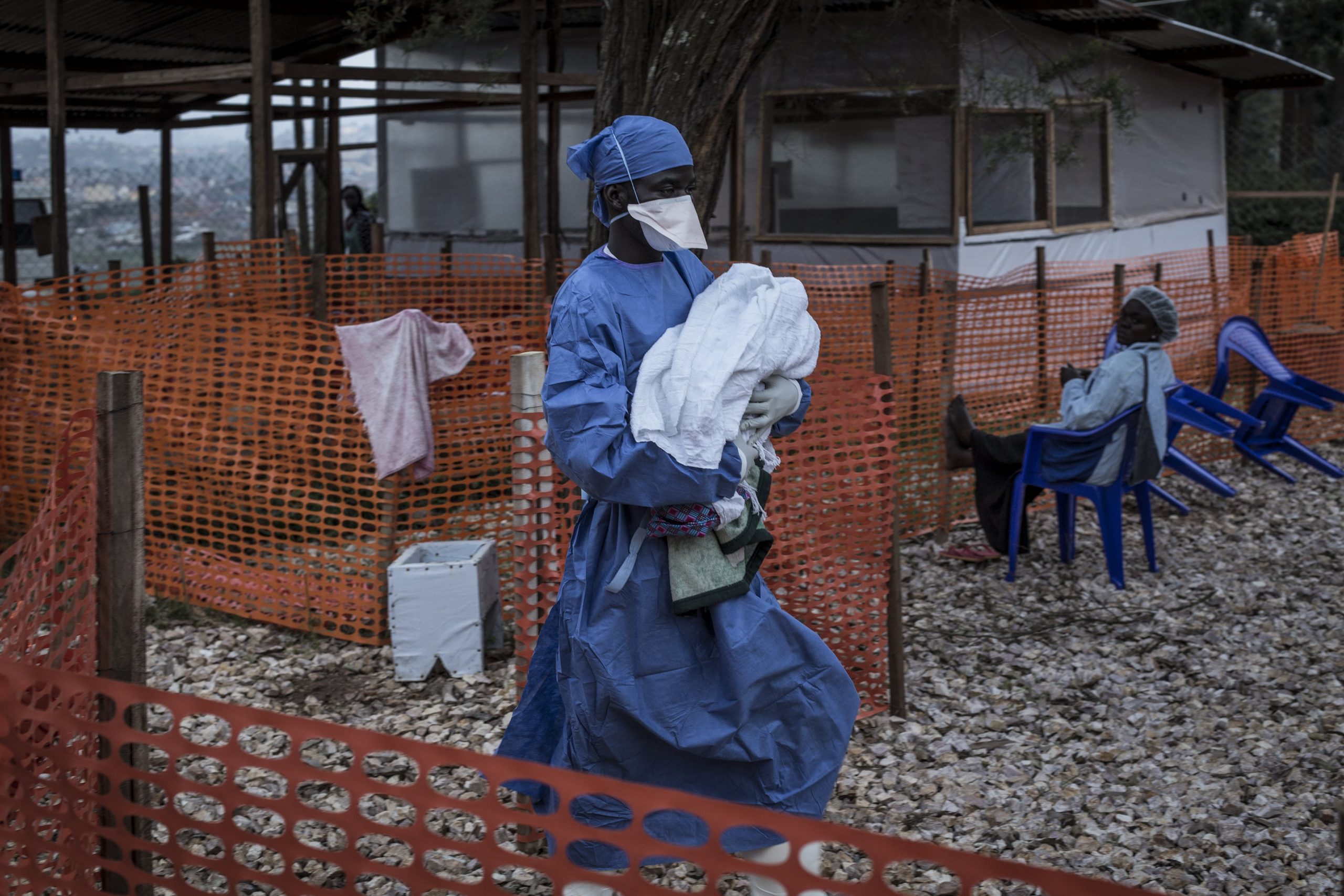 Een baby is besmet met ebola en krijgt hulp van onze medische teams