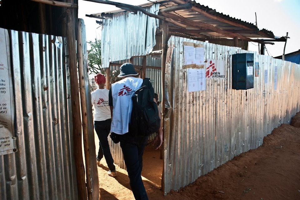 Hulpverleners lopen door de poort van een Artsen zonder Grenzen terrein in Ethiopië.