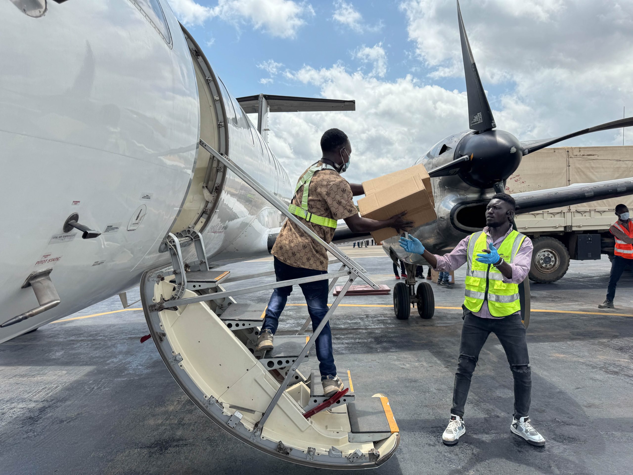 Hulpmiddelen arriveren in Bunia voor de ebola response in Congo.