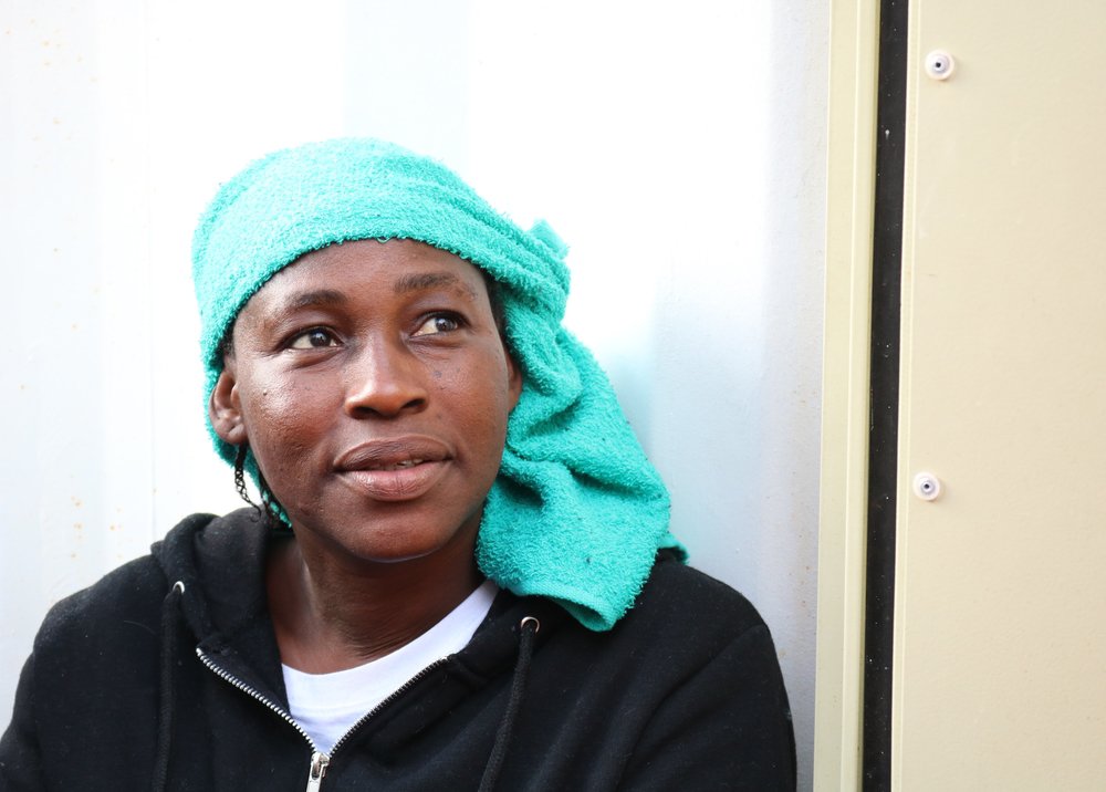 Vrouw met handdoek om haar hoofd.