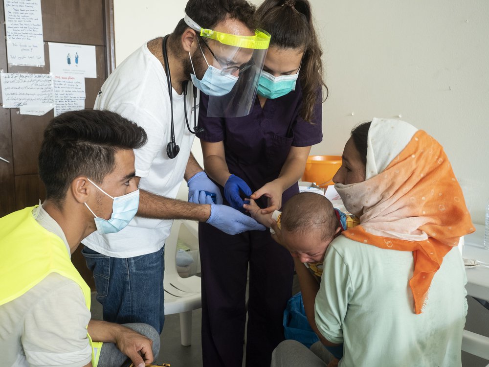 Artsen zonder Grenzen behandelt baby in noodkliniek op Lesbos