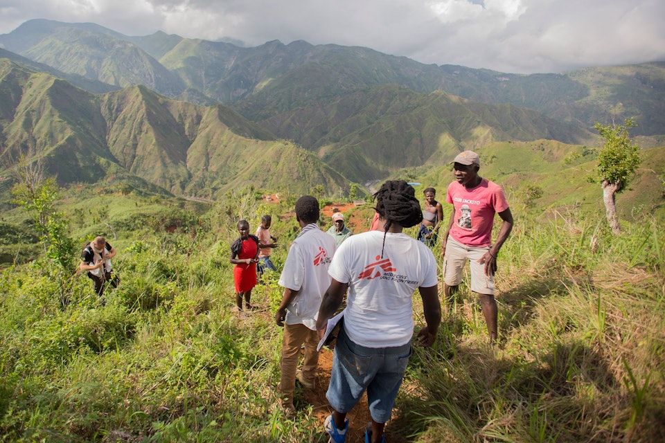 Medewerkers van Artsen zonder Grenzen spreken met lokale bewoners in Haïti