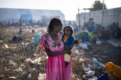 Vrouw en kindje 's ochtends vroeg in Hamdayet, Soedan. Hamdayet is een grensoversteek bij de rivier tussen Ethiopië en Soedan. © Olivier Jobard/MYOP