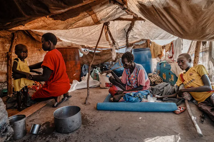 De binnenkant van een tent waar mensen in leven