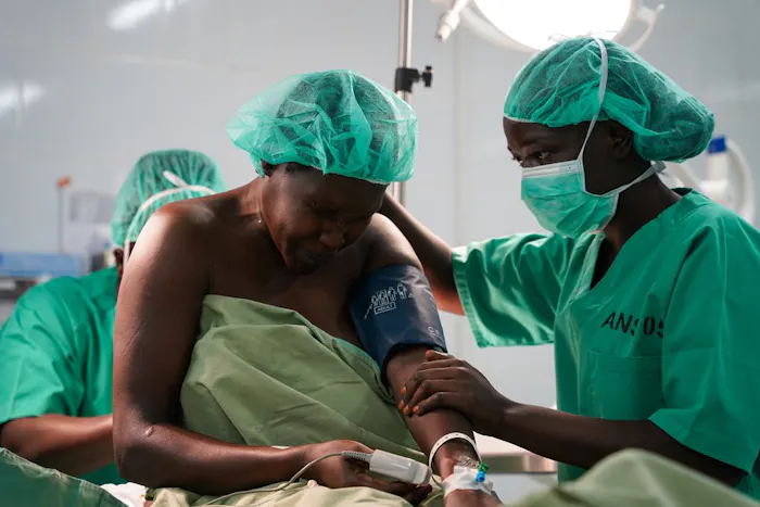 Verpleegkundige stelt patient gerust tijdens ruggenprik