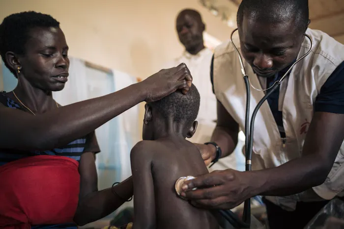 Meisje wordt voor mazelen behandeld door Artsen zonder Grenzen in DR Congo.